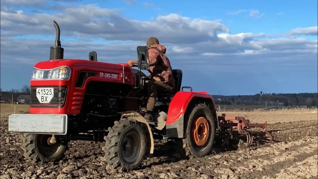 Повний привід чи 2WD: який трактор ДТЗ краще для різних типів ґрунту